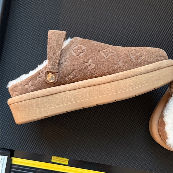 Louis Vuitton Tan Suede Monogram Slippers size 36 EUC - Picture 3 of 6